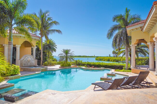 Building Photo - 1363 Oceanview Dr