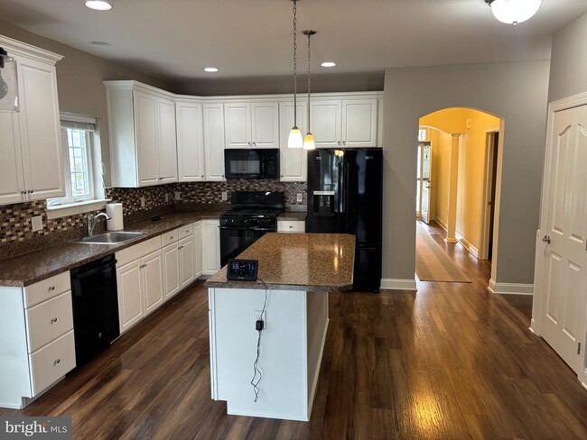 Building Photo - 151 Volpe Way