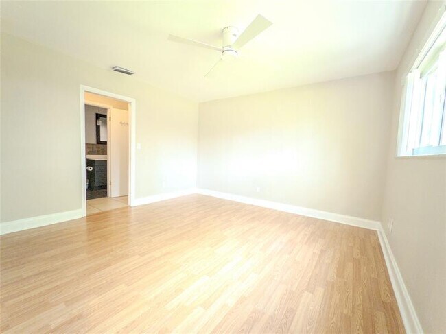 Building Photo - 560 SW 62nd Ave