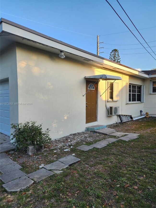 Building Photo - 1375 NE 135th St