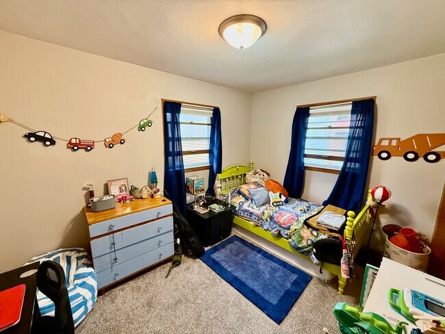 Building Photo - 933 Greenfield Ave