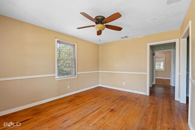 Building Photo - 902 1/2 Gladstone Blvd-