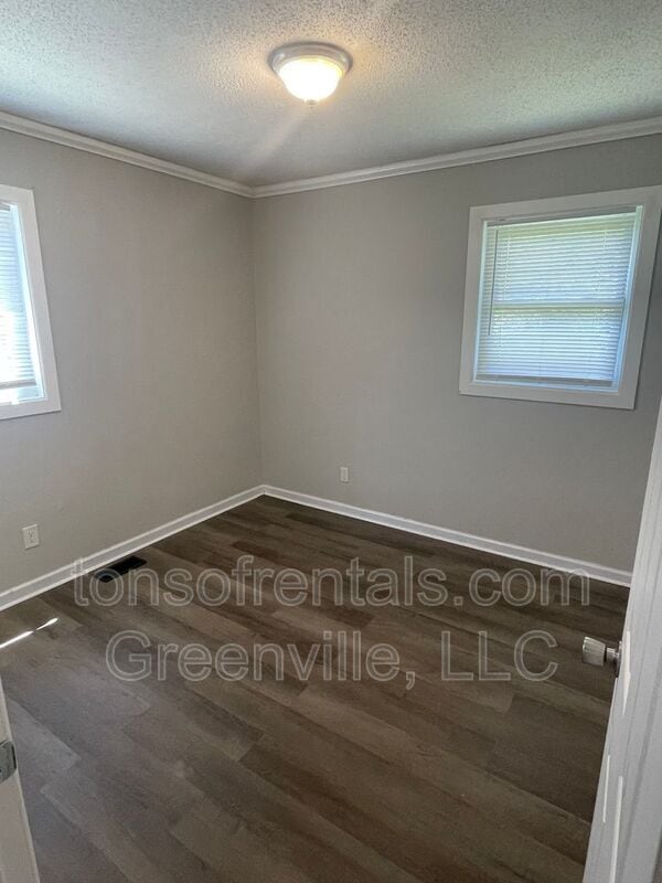 Building Photo - 695 Saxon Ave