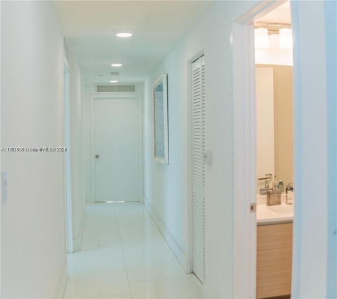 Building Photo - 600 NE 27th St