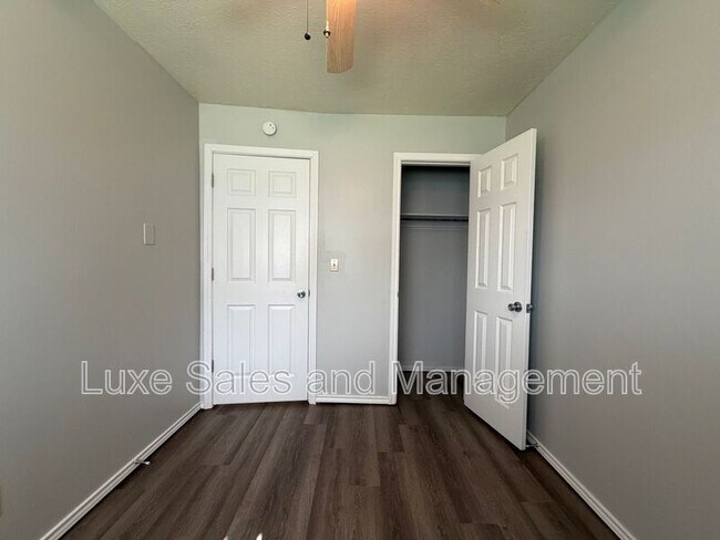 Building Photo - 205 S Meadow Ln