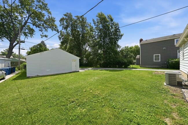 Building Photo - 1349 Perry St