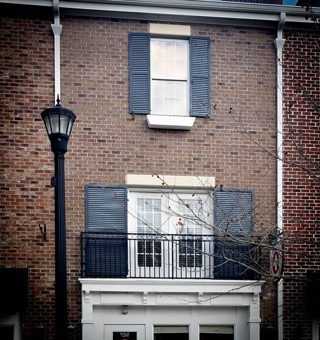 Building Photo - Steps from Shopping, Dining, & Entertainment in The Market Common