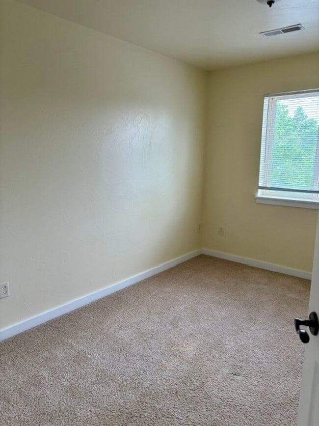 Building Photo - 3 Bedroom, 2.5 Bathroom Townhouse with Fireplace