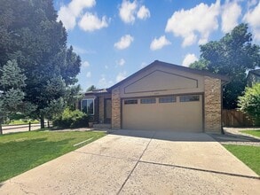 Building Photo - $0 DEPOSIT OPTION. DESIRABLE DAKOTA STATION SPLIT-LEVEL HOME WITH 3 BEDROOMS, 2 BATHS, AND SPACIO...