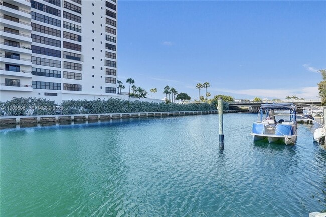 Building Photo - 2619 Parkview Dr S