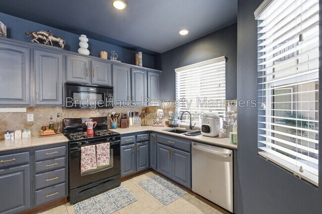 Building Photo - 425 S Meadowbrook Dr