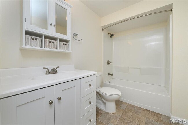 Building Photo - Amazing 4 bedroom 3.5 Bath house