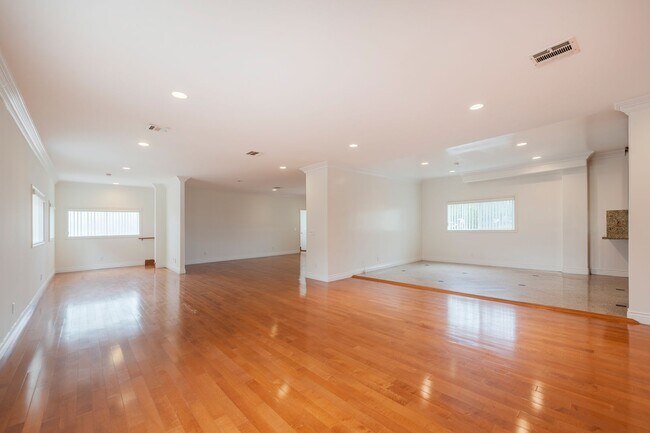 Building Photo - Spacious and Quiet Hawthorne Home!