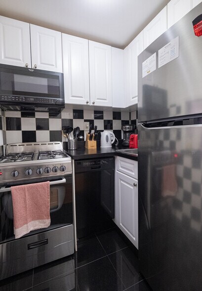 Building Photo - 328 E 74th St