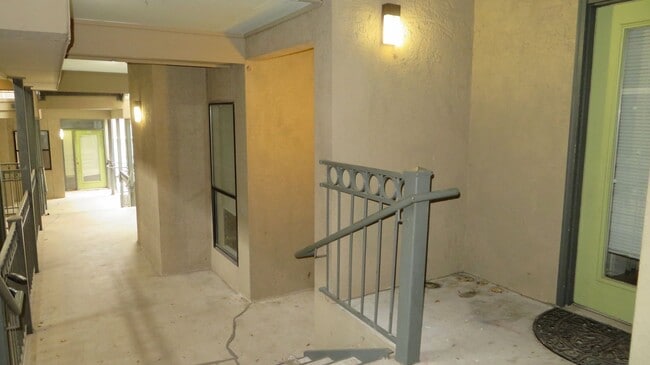 Building Photo - ROBBINS PLACE 202