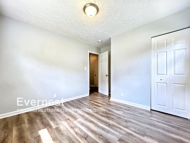 Building Photo - 3-Bedroom Home with Easy Access to Parks a...