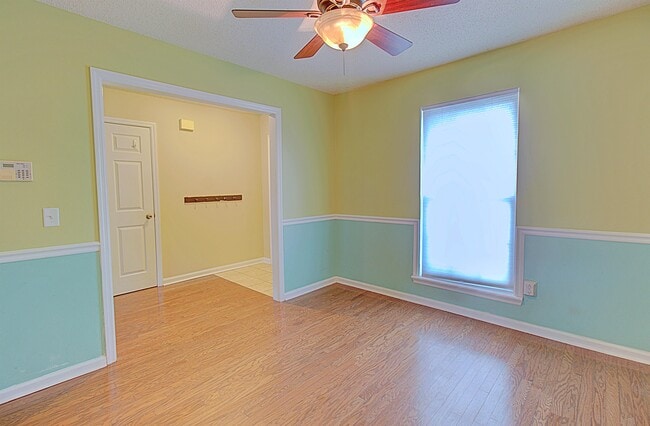 Building Photo - 948 Wedgewood Way