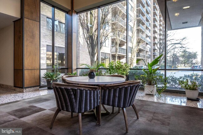 Building Photo - 3709 S George Mason Dr