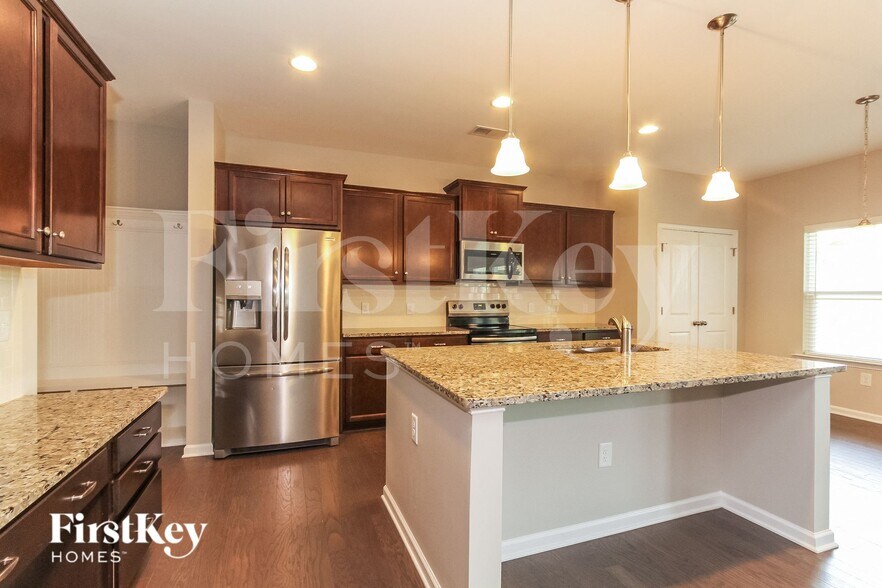 Building Photo - 100 Bristleback Ct