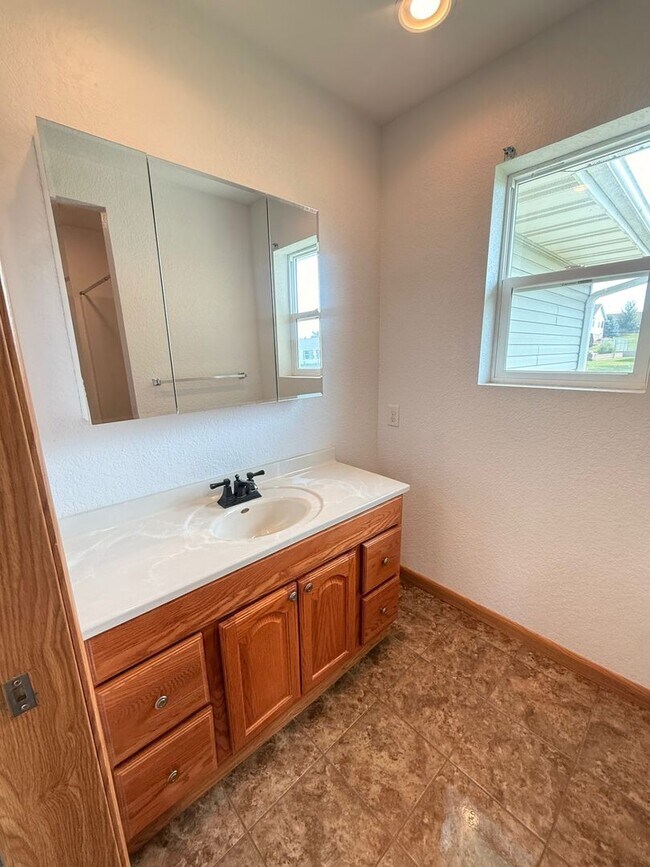 Building Photo - 1305 Country Club Dr