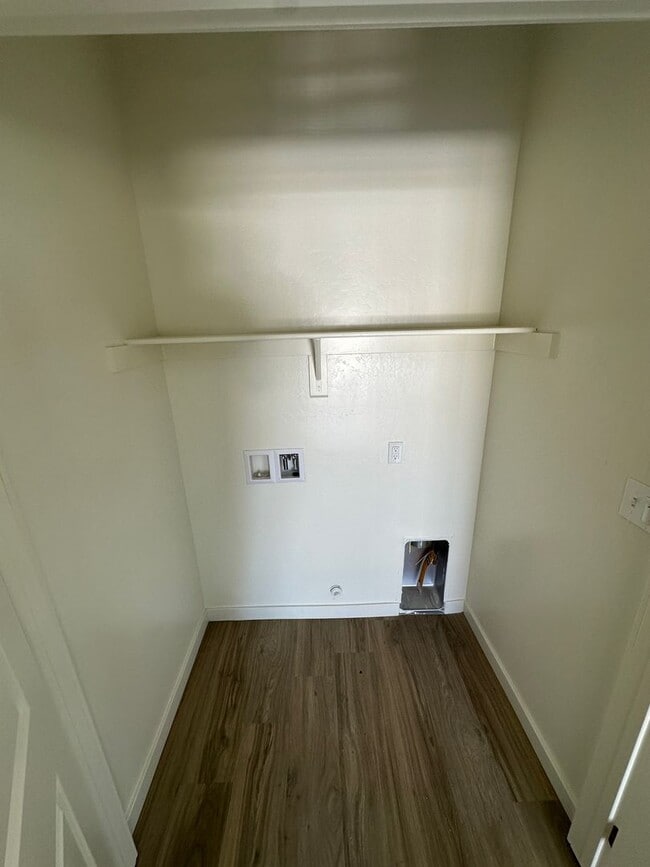 Building Photo - Spacious 5-Bedroom Townhome in Northwest B...