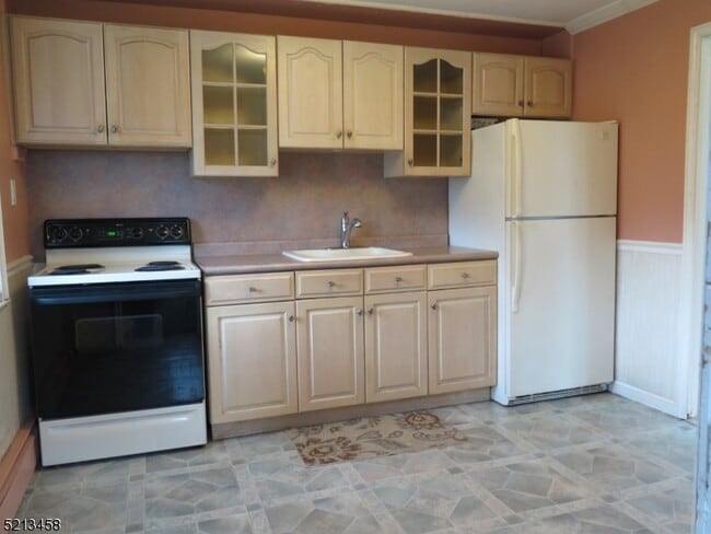 Building Photo - 46 Woodbine Ave