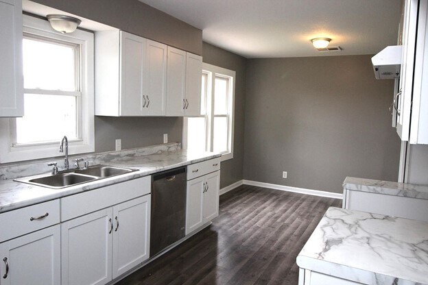 Kitchen/Dining - 2222 S Santa Fe St