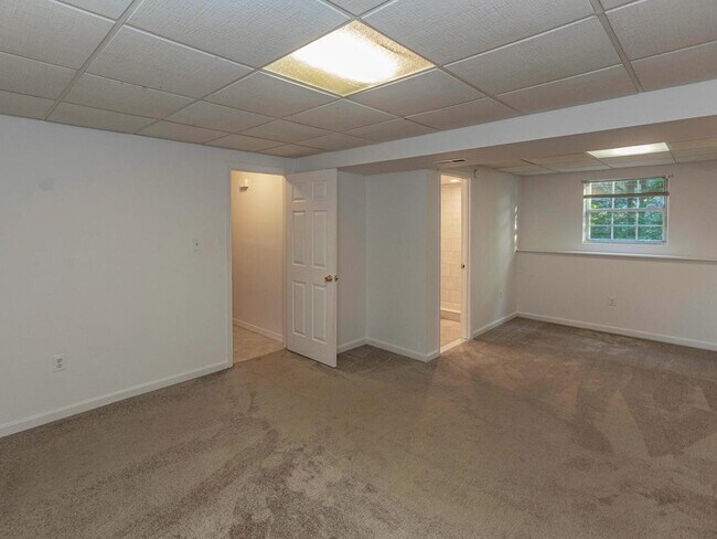 Building Photo - 3 BR, 2 BA Home with Garage and Fenced Yard