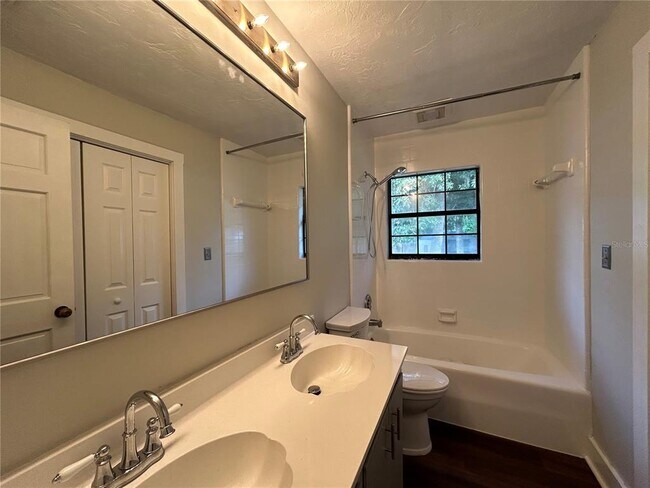 Building Photo - 3322 NW 39th Ter