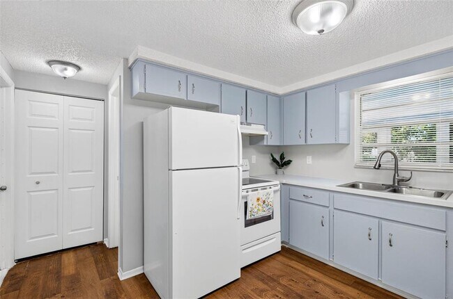 Building Photo - 8905 Tropical Palm Way