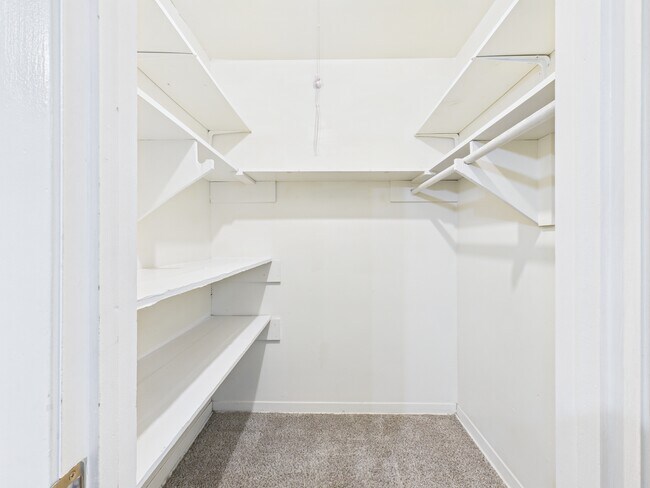 Building Photo - 1402 Village Dr