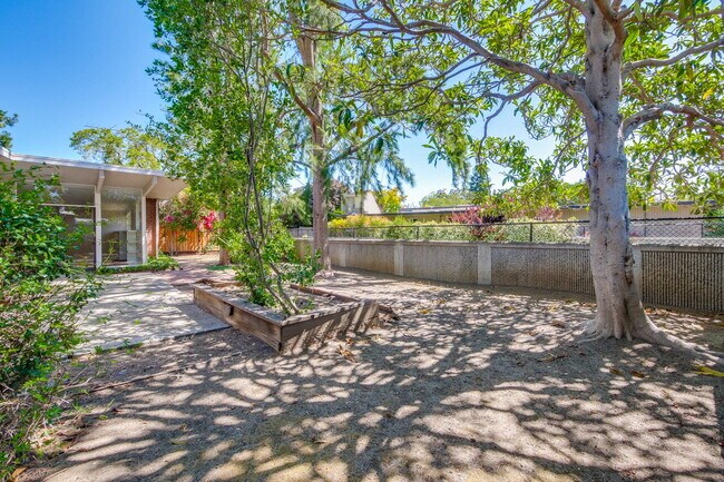 Building Photo - Nice Single Level Eichler Home in the Gree...