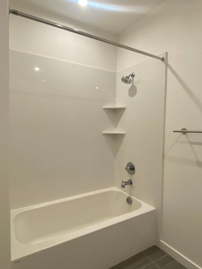 Building Photo - Dublin Hyde Park Modern Living Single Level Condo 4 Bed / 2 Bath, Amenities, Close to 580