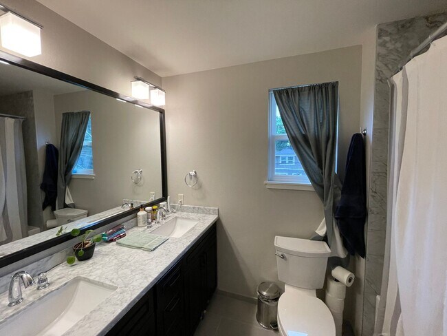 Building Photo - Spacious Corner-Lot Home 4 bed 3 bath – Gr...