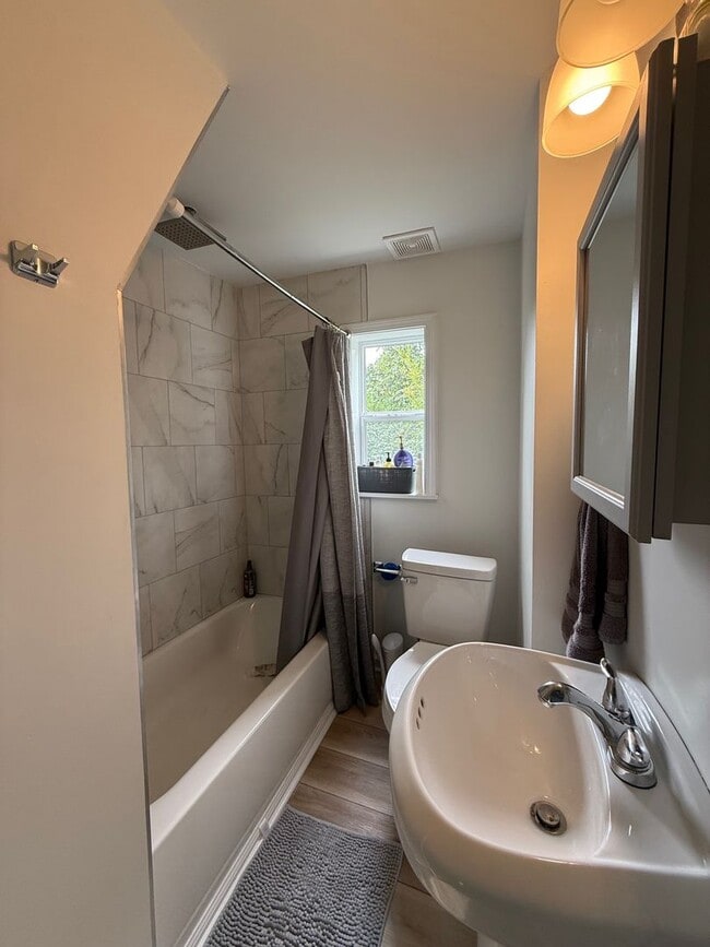 Building Photo - HOME FOR THE HOLIDAYS SPECIAL!-4 BEDROOM H...