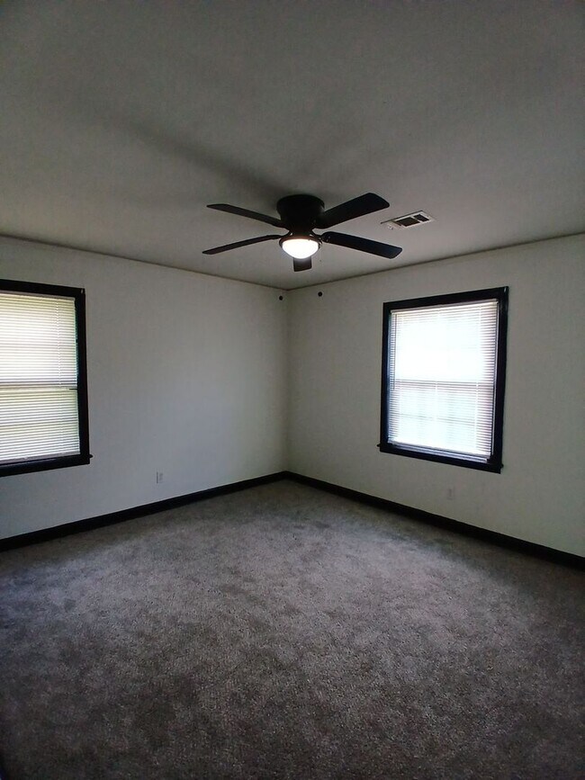 Building Photo - Beautiful 3 bedroom 1 bath home - Open To ...