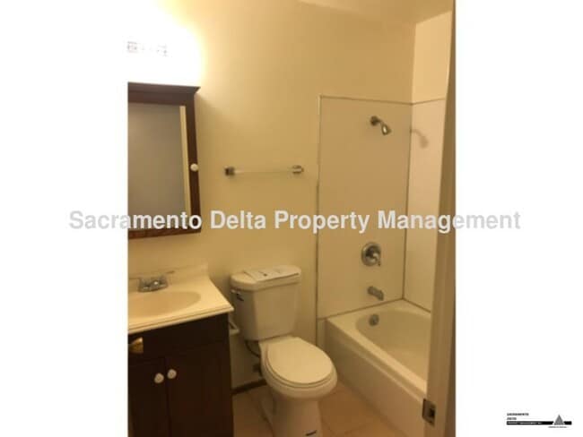 Building Photo - Updated 4bed/2 bath home in South Sac