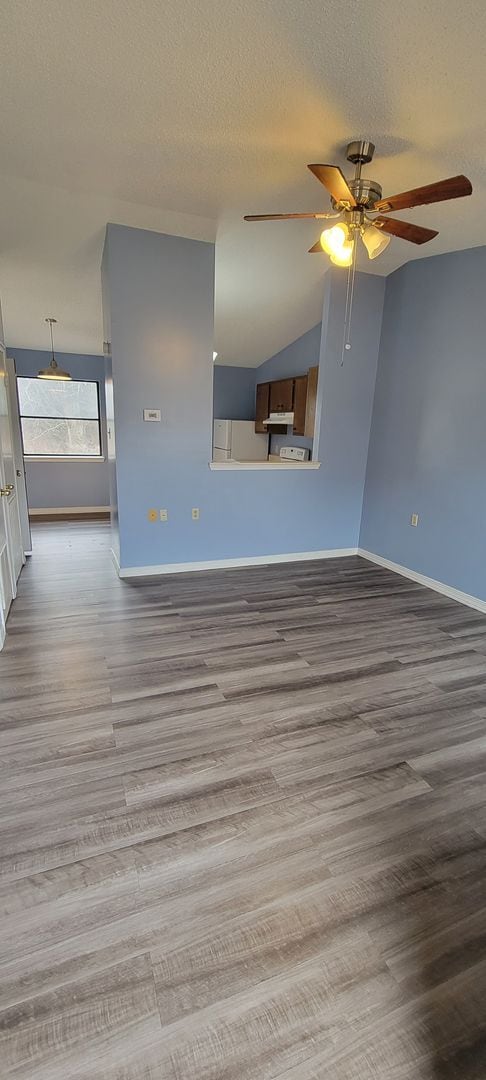 Building Photo - Quiet living in Horseshoe Bend! 1/1 Spacio...