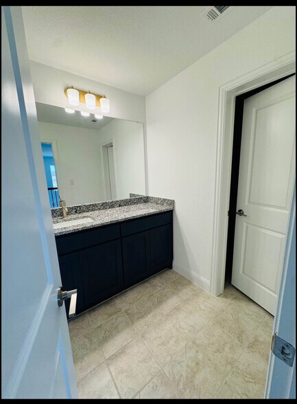 Building Photo - 701 Harmony Trl