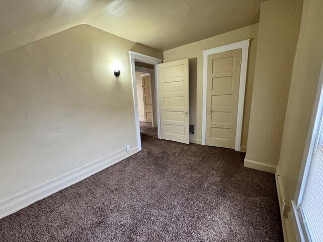 Building Photo - 3 Bedroom House