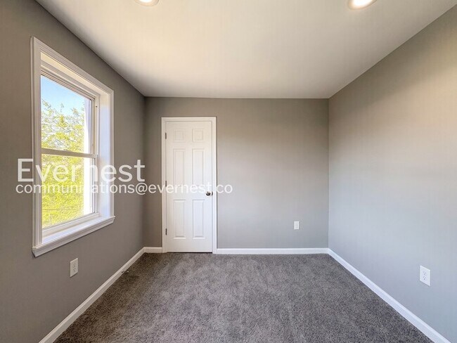 Building Photo - 3 Bed/1.5 Bath Townhome with fenced yard and deck/ Available Now!