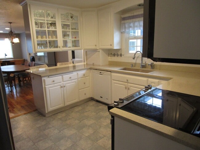 Building Photo - 2 Bedroom Fully Furnished House, Move In R...