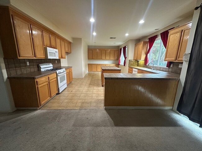 Building Photo - Spacious 2 Story Home In North Stockton