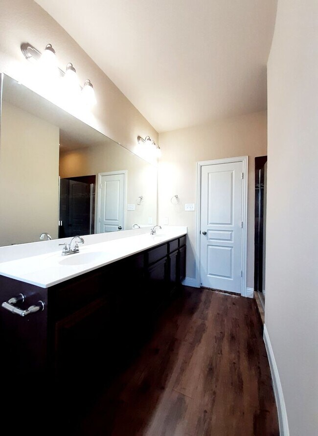 Building Photo - Beautiful 4 Bedroom, 2 Bath in sought after Arlington Neighborhood!