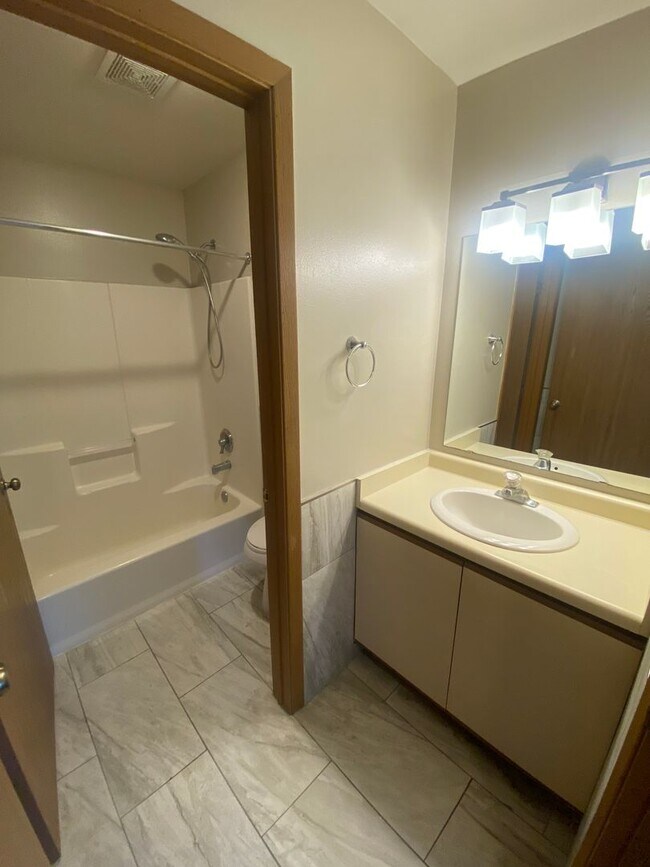 Building Photo - Private Entry Upper 2 Bedroom Apartment!