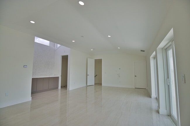 Building Photo - 13064 Via Flavia