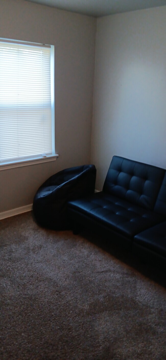 Building Photo - 548 E Woodrow St