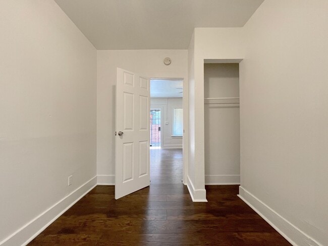Building Photo - LB1238