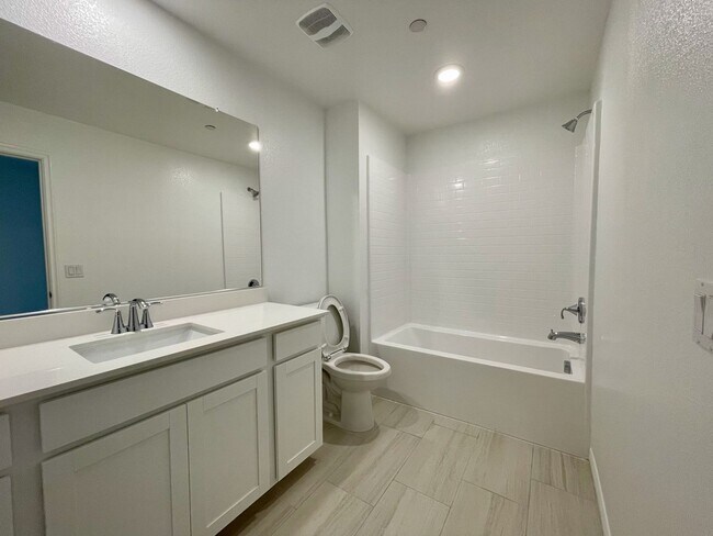 Building Photo - Gated 3 Bed, 2.5 Bath, 2 Car Garage Townho...
