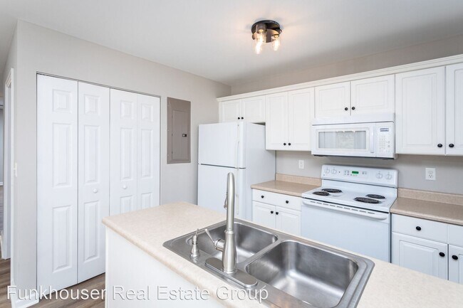 Building Photo - 2 br, 2.5 bath House - 835 Camelot Lane